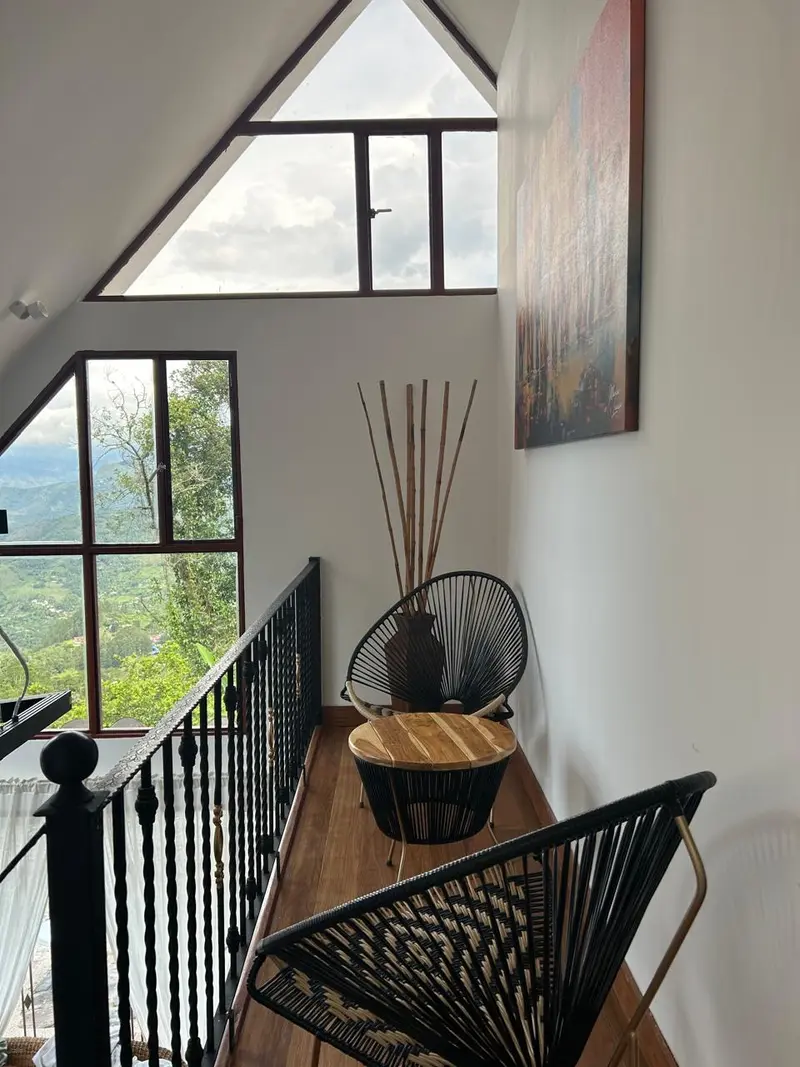 Balcón interior del chalet con escalera y ventanales