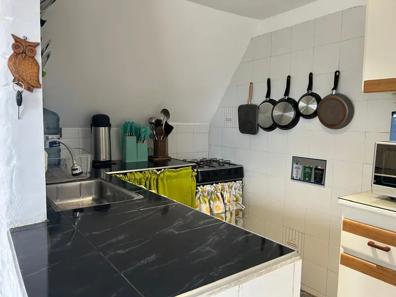Cocina equipada con mesón negro