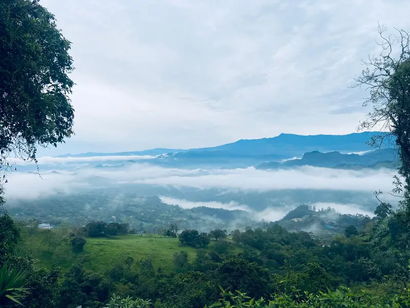 Mar de nubes sobre las montañas de Sasaima
